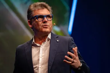 Carrusel móvil: reunión de equipo para estrategia digital